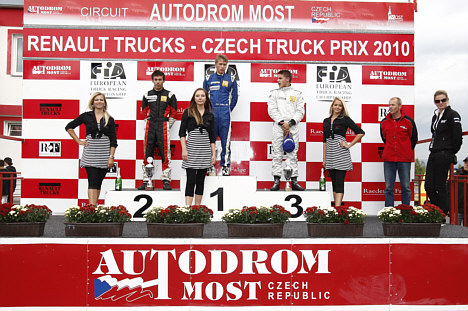 Race 2 podium med Dear Schilling på 1. pladsen og Danien Schilling på 2. pladsen.
